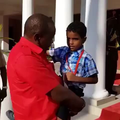 شاهد طفل صغير، لكن همه عظيم، يدعو رئيس دولته للإسلام!(بالفيديو)