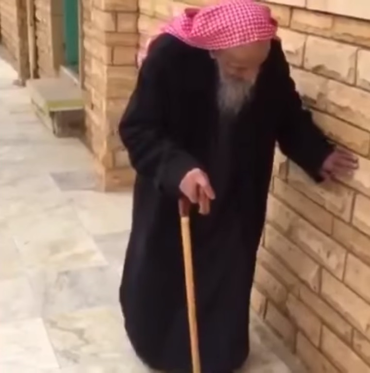 شاهد كيف يمشي شيخ مسن يبلغ من العمر 130عامًا، كل يوم للمسجد!(بالفيديو)