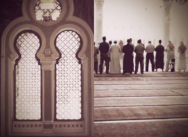 تذكر وهو يصلي الفريضة جماعة بالمسجد أنه لم يصل الفريضة التي قبلها!