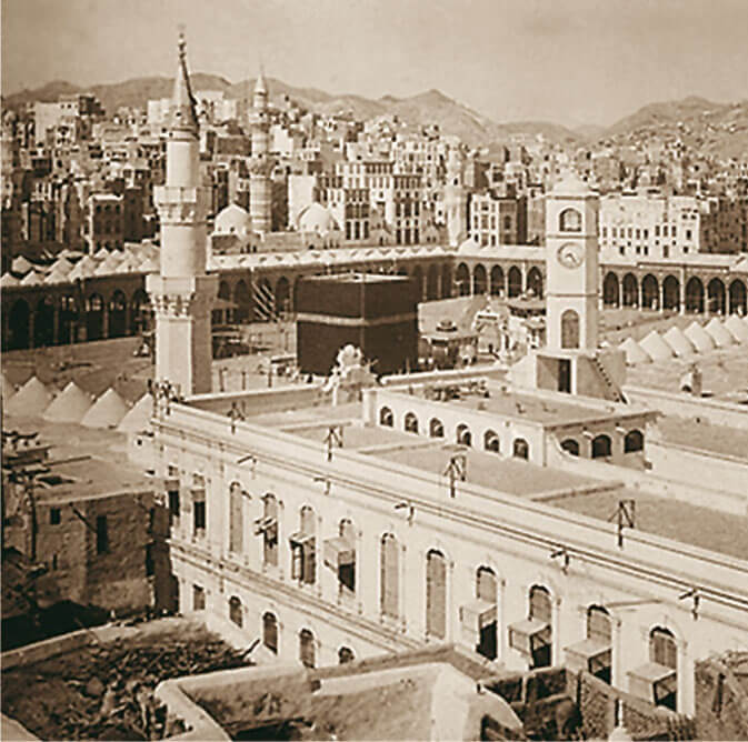 أول ساعة ضخمة وضعت بالمسجد الحرام منذ ما يقرب من 90 عام!