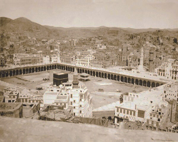من صاحب أول توسعة بالمسجد الحرام وأول من جعل له جدارًا يحيط به؟!