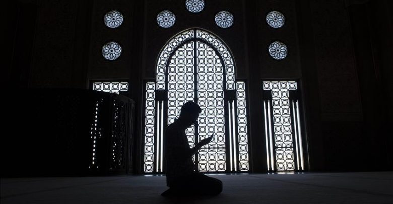 وصل المسجد بعد انتهاء الصلاة، فهل يصلي بالمسجد أم يصلي بالبيت جماعة بزوجته؟!